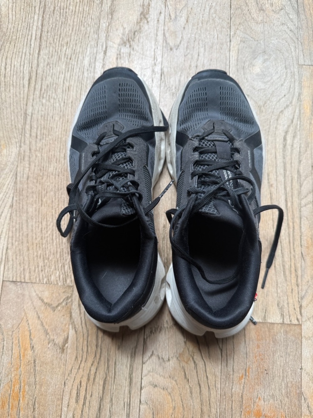 ON Cloud Women's Black Athletic Running Shoes - Picture 2 of 3